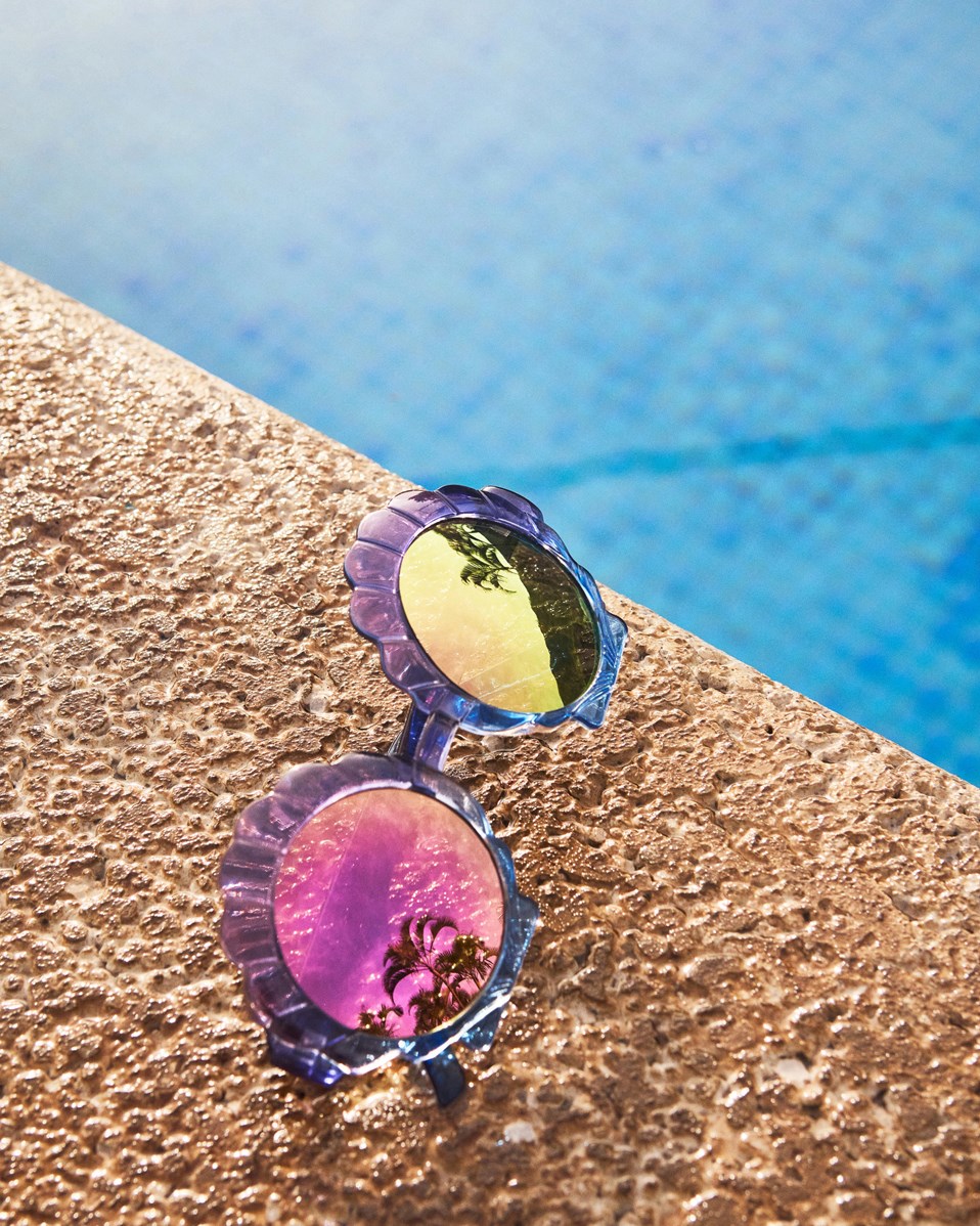 Seashell - Granada Sky - Mussel-shaped children's sunglasses in purple with coloured mirrored lenses and 100% UV protection.