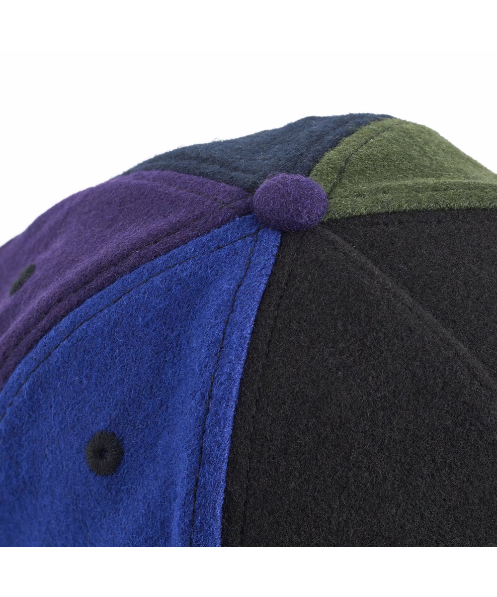 Skill - More Colours - Multicolored capfor children in a woven wool quality.