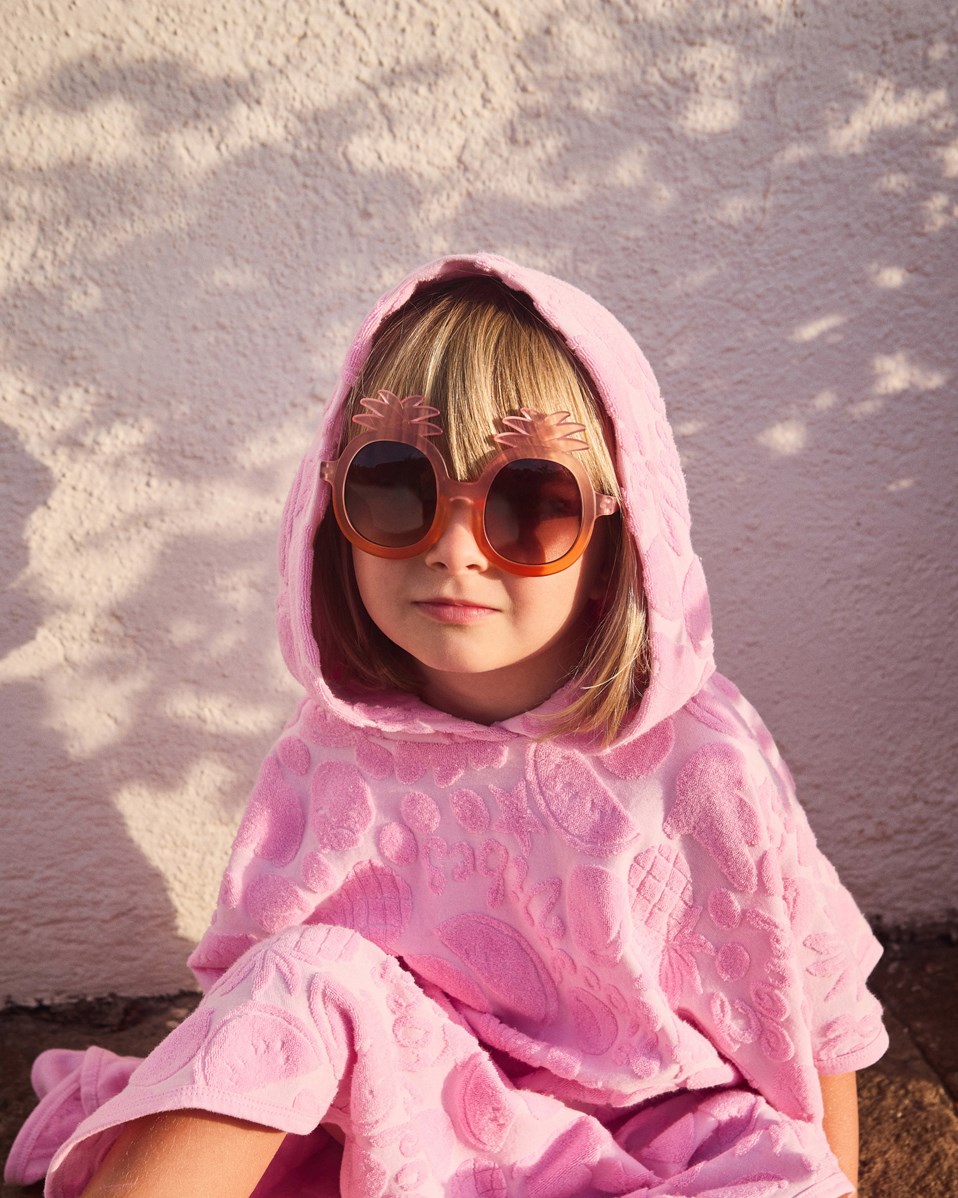 So Pineapple - Tumeric - Pineapple-shaped sunglasses for children in pink and orange with tinted lenses and 100% UV protection.