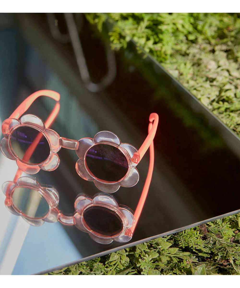 Soleil - Light Pink - Pink sunglasses in a flower shape 