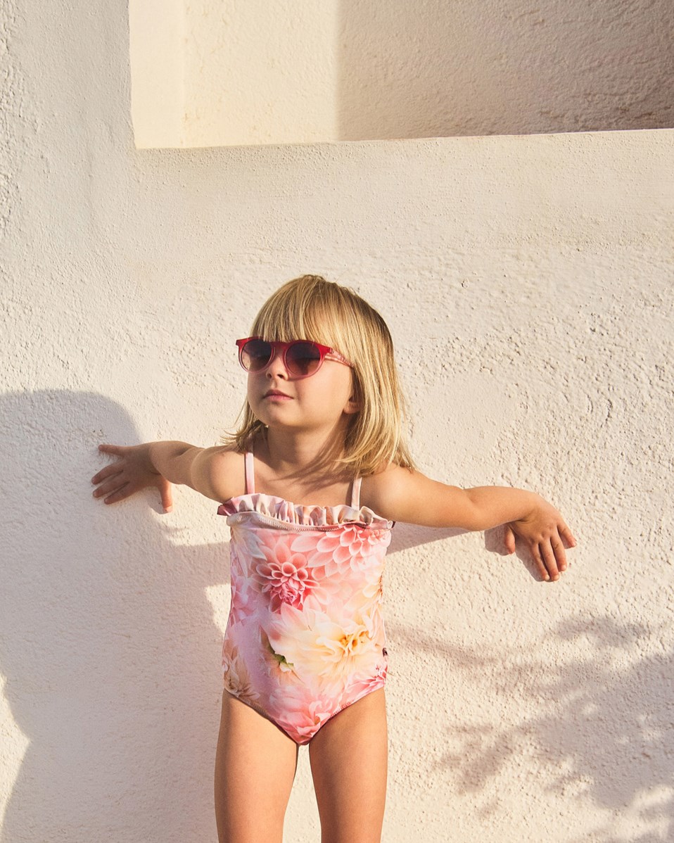 Sun Shine - Strawberry Hot - Classic children's sunglasses in red with tinted lenses and UV protection.