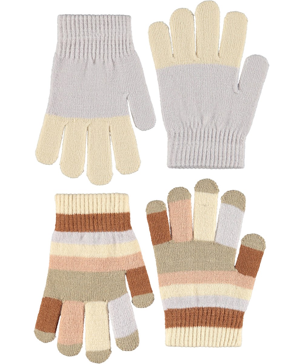 Kei - Lilac Marble - 2er-Pack gestrickte Handschuhe. Ein Paar in Off-White und Lila, und das andere in Streifen mit Brauntönen, Grau, Rosa und Beige.
