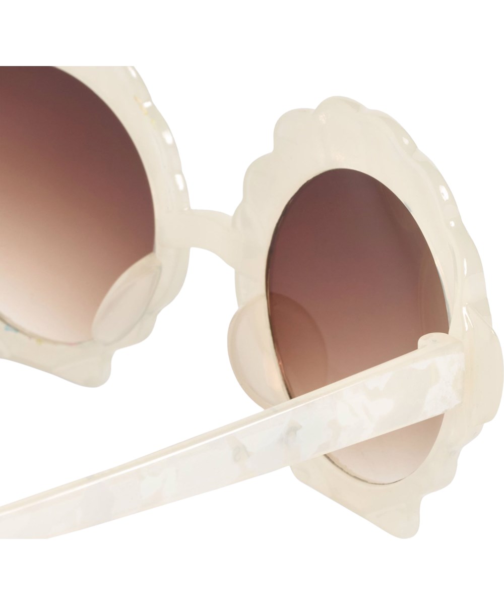 Seashell - Seashell White - Cremefarbene, muschelförmige Sonnenbrille für Kinder mit getönten Gläsern und UV-Schutz.