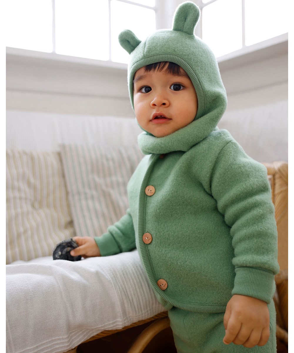 Urso - Moss Green - Grüne Schlupfmütze mit kleinen Ohren aus 100% Merinowolle