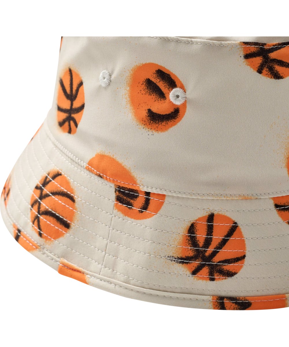 Niks - Fun Play - Beiger Fischerhut mit Basketball-Print für Kinder aus recyceltem Nylon mit UV-Schutz 50+.