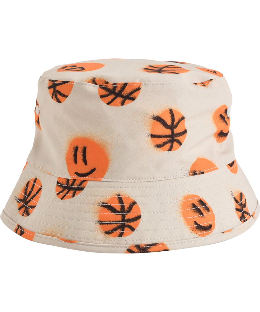 Niks - Fun Play - Beiger Fischerhut mit Basketball-Print für Kinder aus recyceltem Nylon mit UV-Schutz 50+.