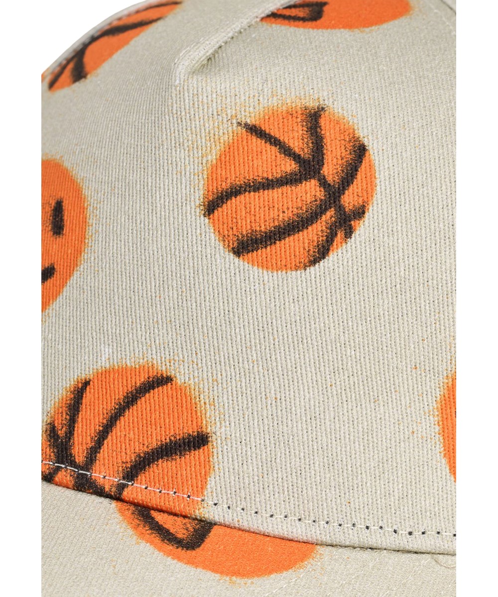 Big Shadow - Fun Play - Beige kasket med orange basketprint til børn.