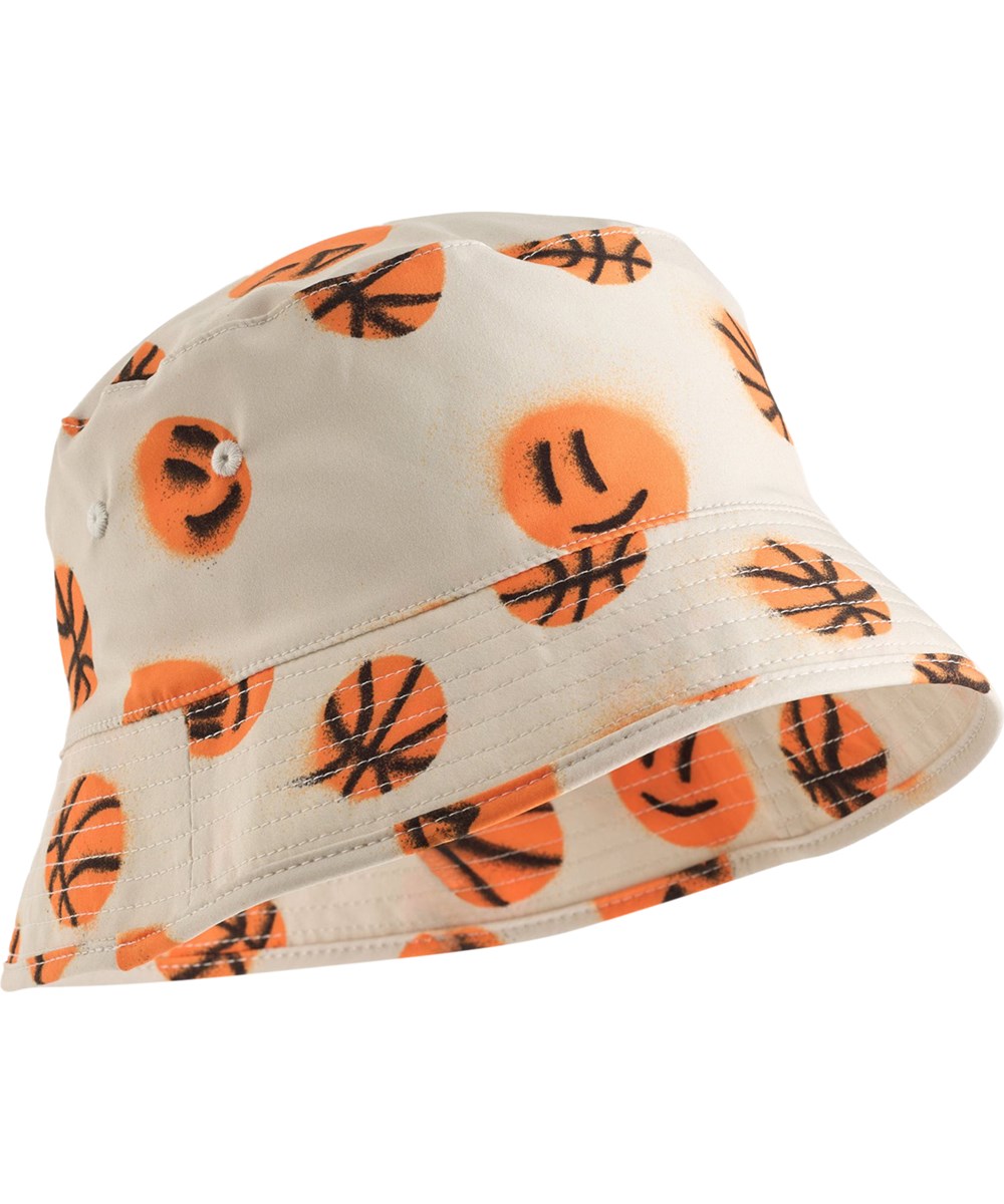 Niks - Fun Play - Beige bøllehat med basketprint til børn i genanvendt nylon med UV-beskyttelse 50+.