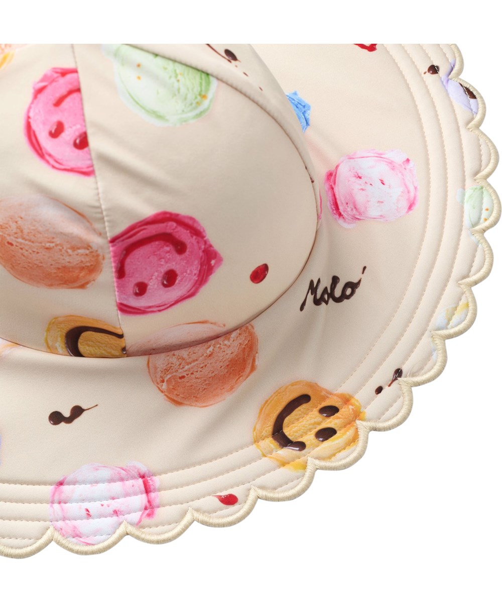 Nuka - Smile Scoops - Cremefarvet strækbar solhat med isprint til børn i genanvendt polyester med UV-beskyttelse 50+.