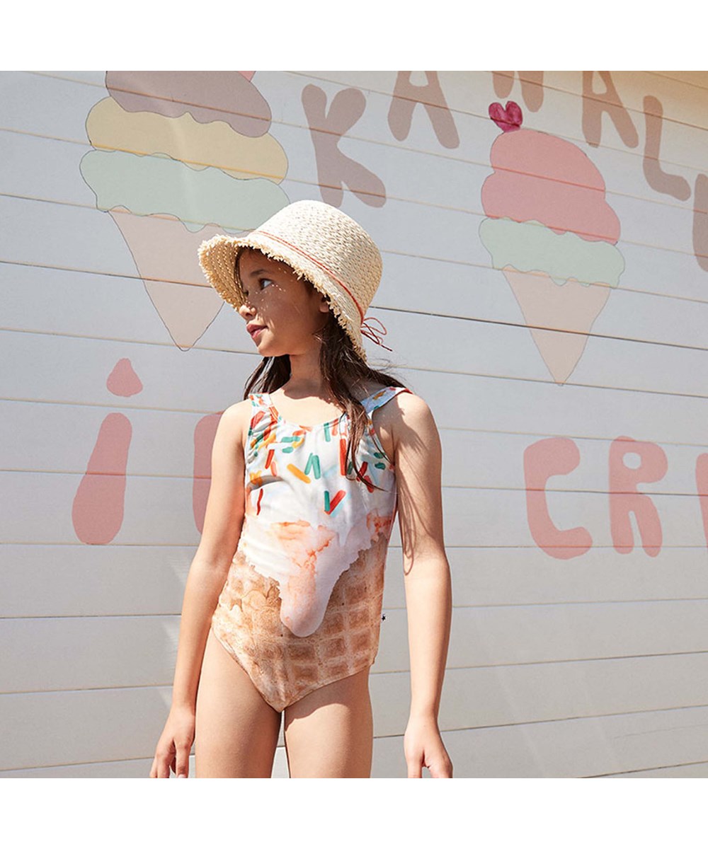 Bucket Straw - Sandshell - Light coloured straw hat with red ties 