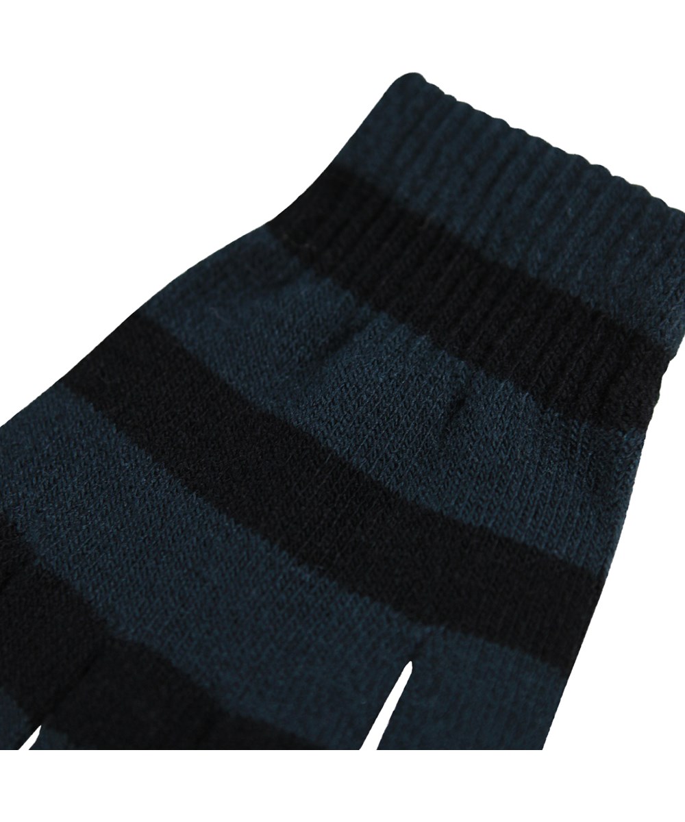 Kei - Bark Green - 2-pack of knitted gloves in green and black stripes for children.