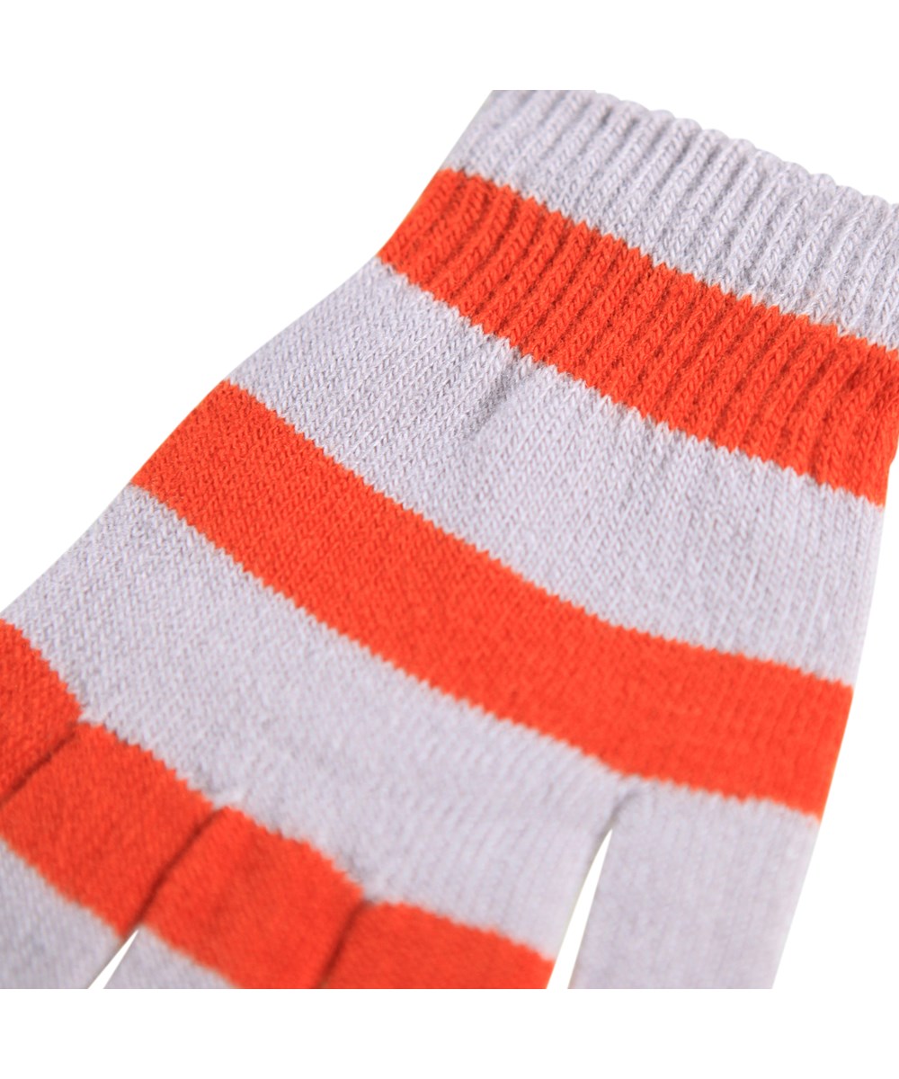 Kei - Daybreak - 2-pack of knitted gloves for children. One in shades of purple and the other in grey and red stripes.