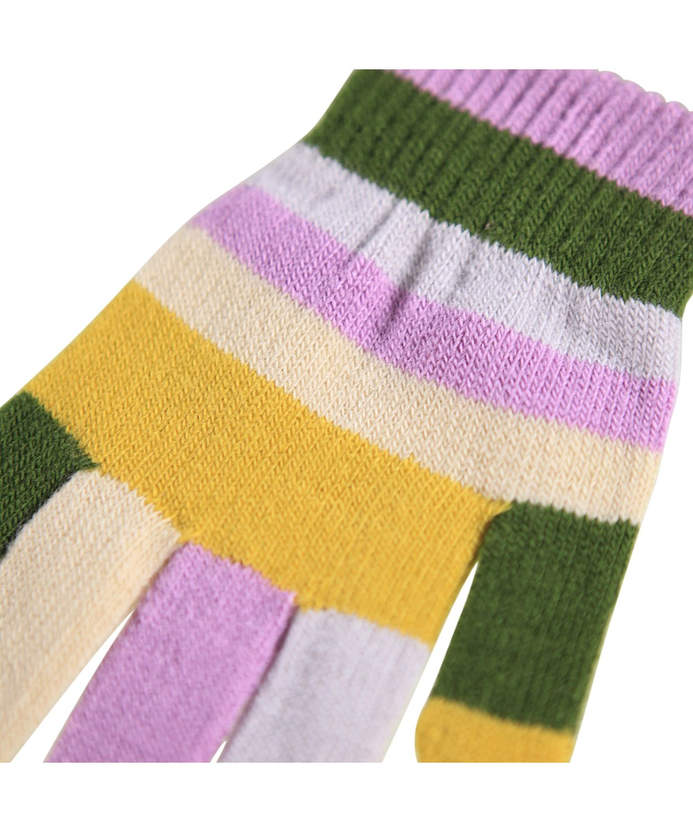 Kei - Purple Ray - 2-pack of knitted gloves for children. One in shades of purple and the other in green and purple stripes.