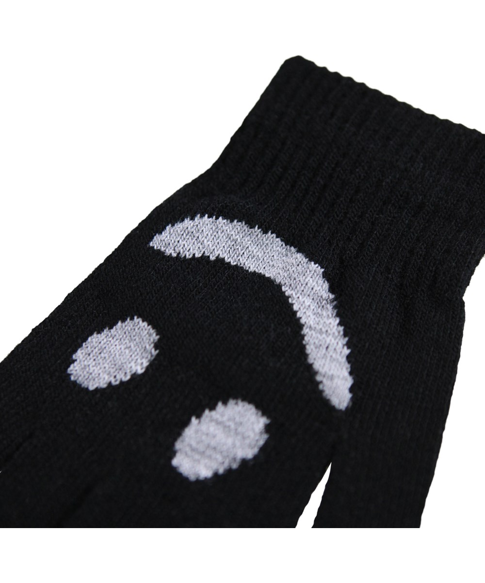 Kello - Black - 2-pack of knitted gloves for children. One pair is gray and black, while the other pair is black with a gray smiling face.
