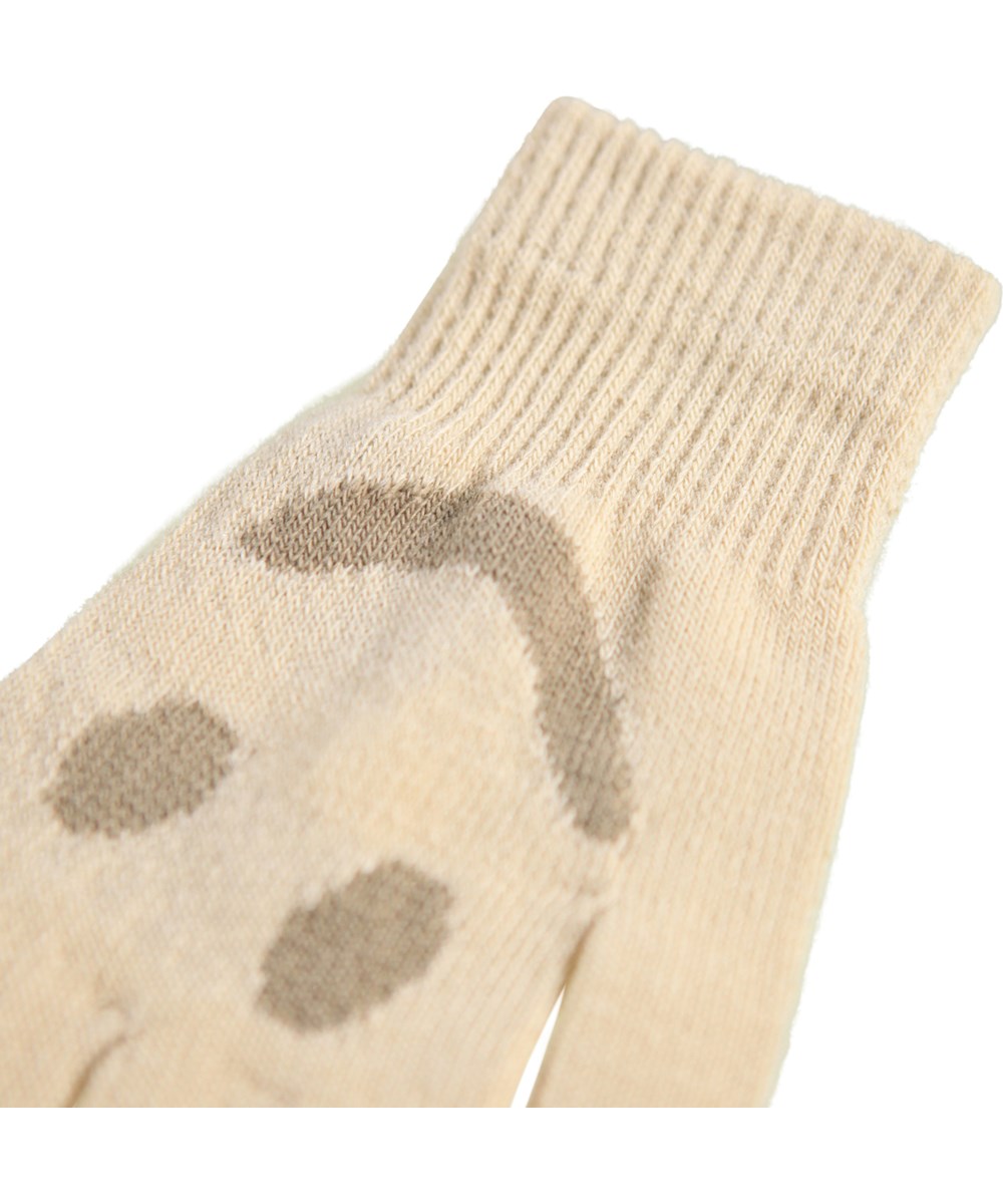 Kello - Vanilla - 2-pack of knit gloves for slightly older children. One pair is gray and khaki, while the other is off-white with a smiling face.