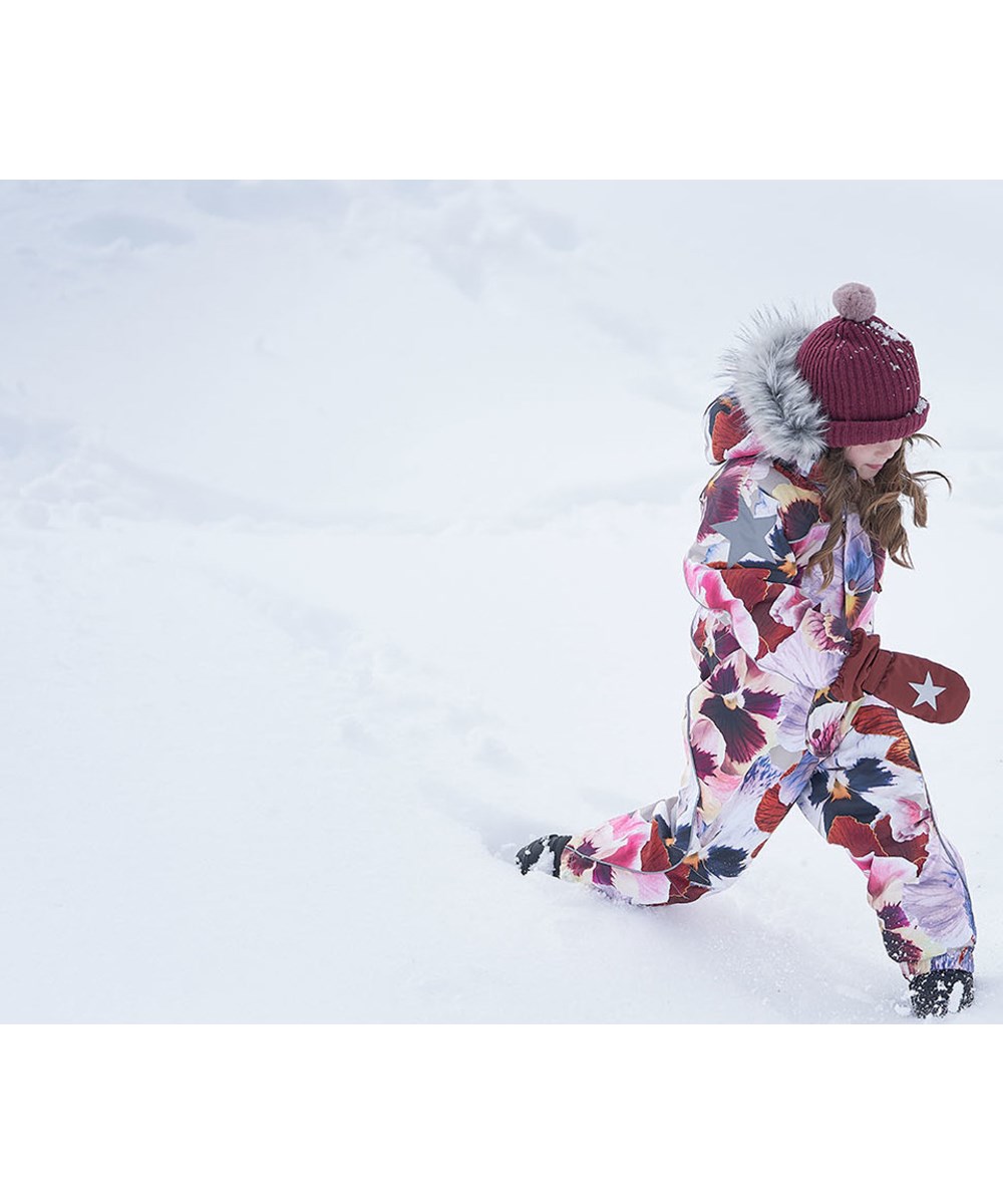 Kikki - Rosewood - Dark red knit hat with a fur pom pom