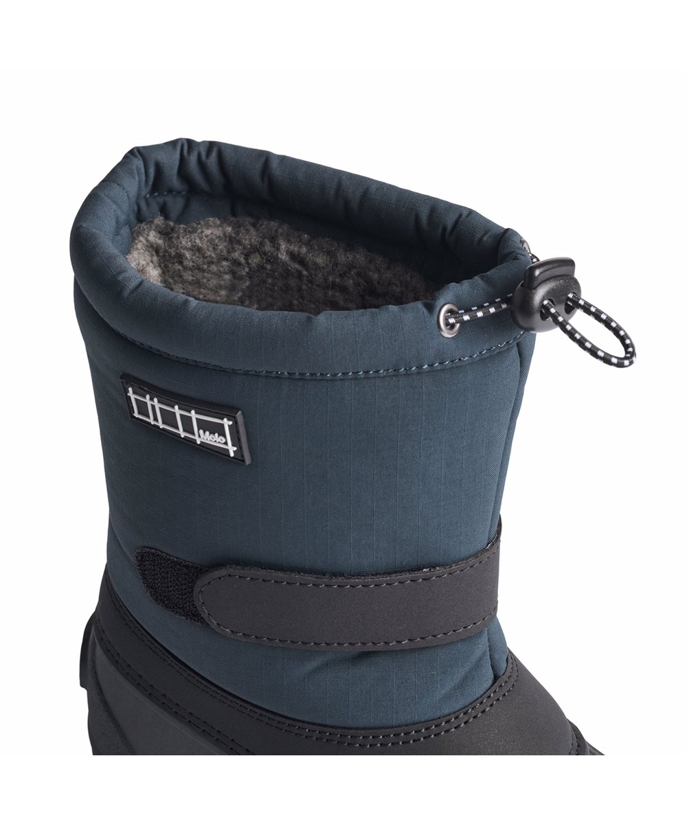Driven - Night Navy - Praktische Winterstiefel für Kinder in Dunkelblau mit einer robusten und rutschfesten schwarzen Sohle.