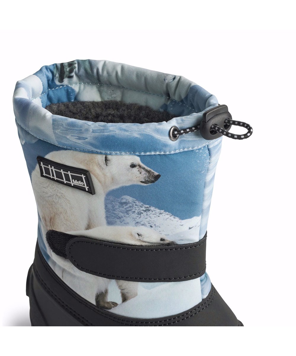 Driven - Polar Bear Joy - Praktische Winterstiefel für Kinder mit einer robusten und rutschfesten schwarzen Sohle und einem Druck von verspielten Eisbären auf Eisschollen in Blautönen.
