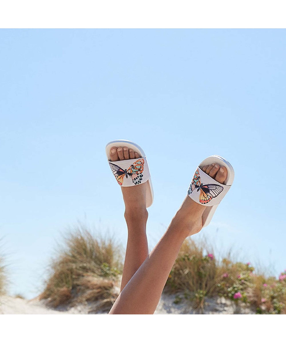 Zhappy - Amazing Wings - Weiße Strandsandalen mit Schmetterlingen