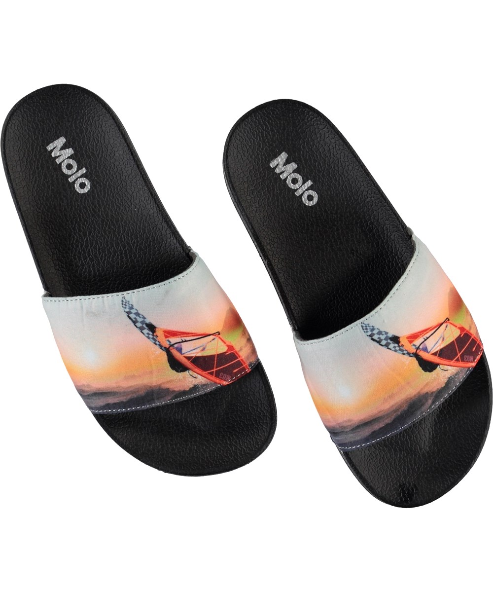 Zhappy - Point Break - Sorte Slippers mit Windsurfer Print