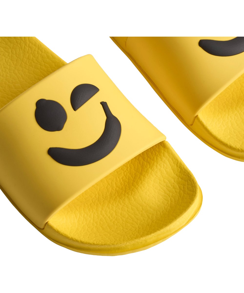 Zhappy - Warm Yellow - Gelbe, wasserabweisende Badeschlappen für Kinder.