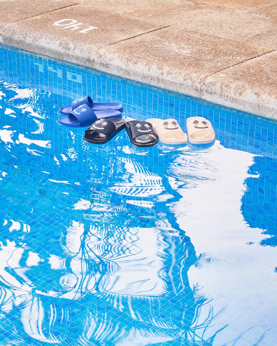 Zhappy - Black - Schwarze Kindersandalen mit breitem Fußriemen und geformter Innensohle.