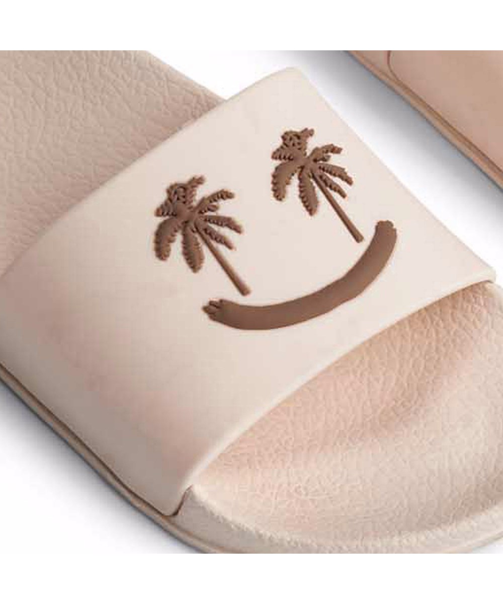 Zhappy - Brazilian Sand - Sandfarbene Kindersandalen mit einem breiten Fußriemen und geformter Innensohle.