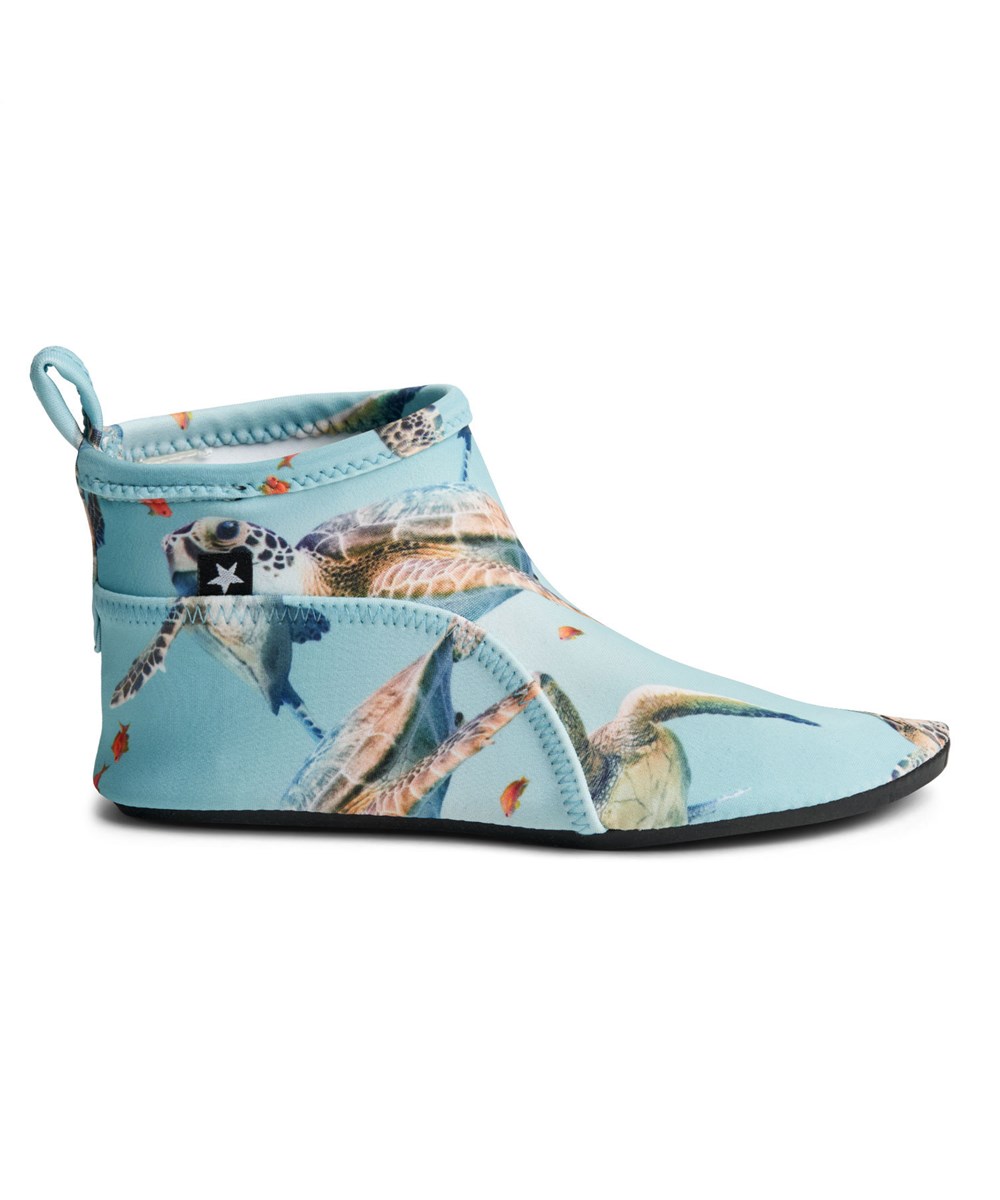 Zimba - Baby Turtles - Leichte Kinder-Badeschuhe aus recyceltem Polyester, die kleine Füße vor scharfen Muscheln und Kieseln schützen, während sie zum ersten Mal das Meer erkunden.