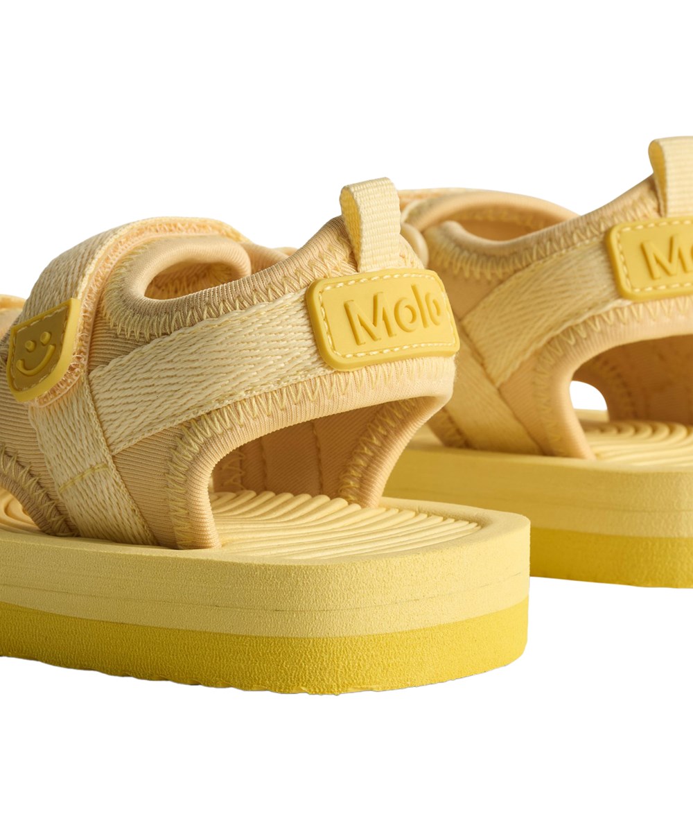 Zola - Banana Light - Gelbe, sportliche Sandalen für Kinder mit einer weichen Schaumssohle und Klettverschluss.