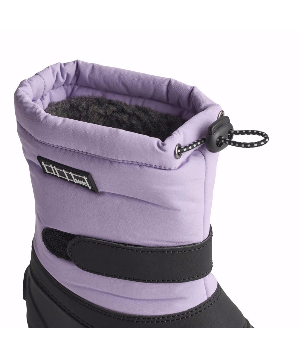 Driven - Viola - Practical winter boots for children in light purple with a sturdy and non-slip black sole.
