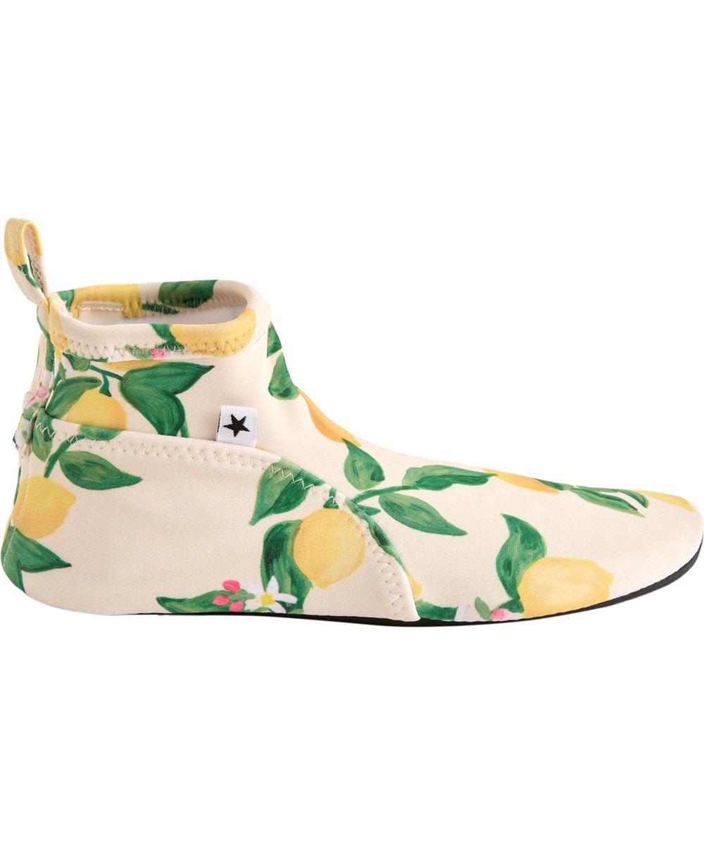 Zimba - Mini Citrus - Yellow, lightweight water shoes made from recycled polyester with a citrus print. They protect against shells and small stones in the water.