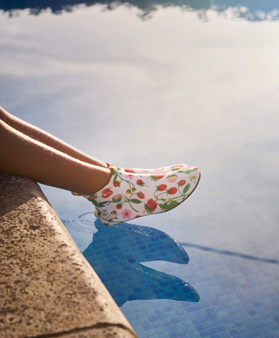 Zimba - Strawberry Field - Lightweight children's water shoes made from recycled polyester, protecting little feet from sharp shells and pebbles as they explore the sea for the first time.