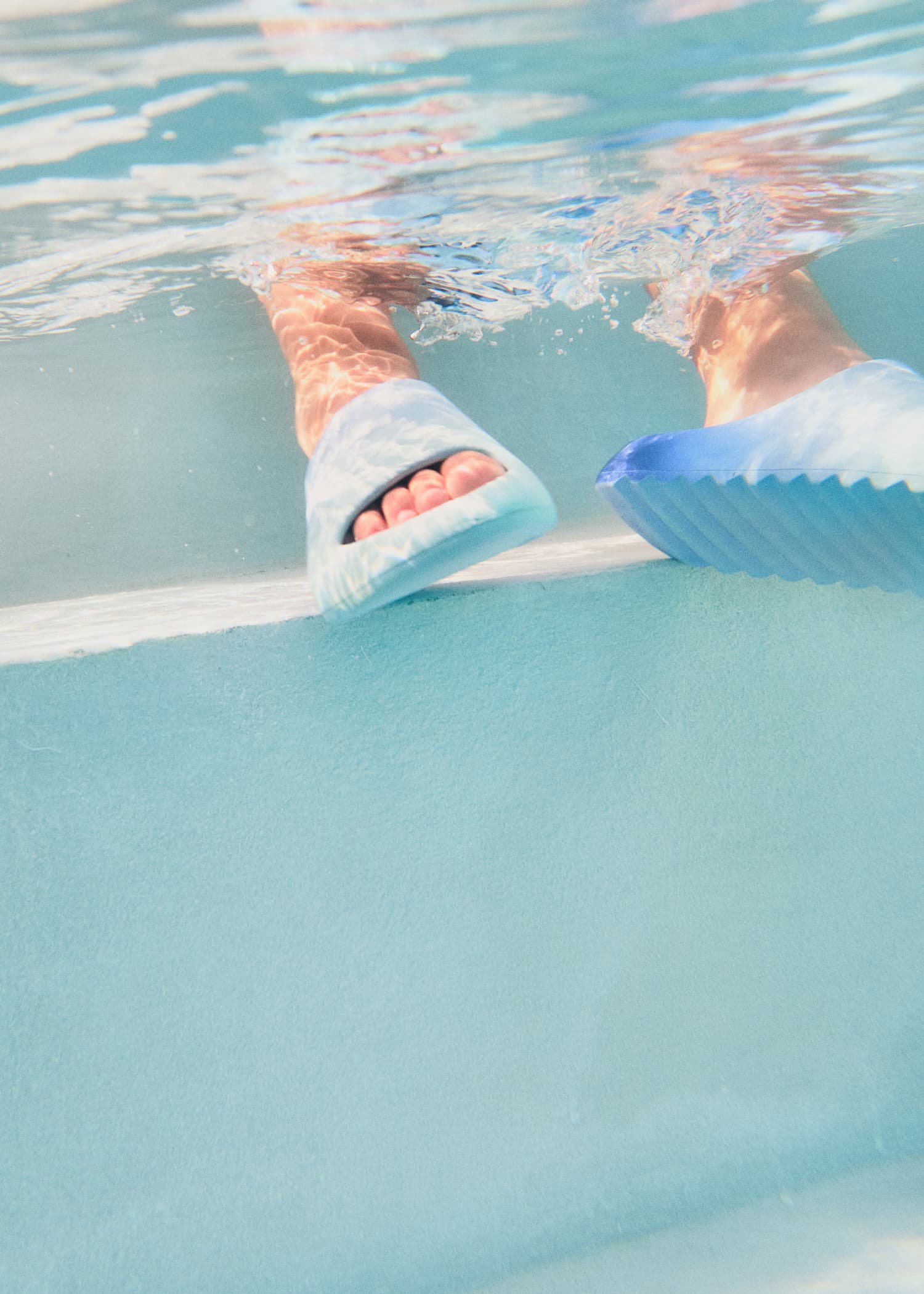 Zion - Ocean Fade - Water-repellent blue slippers for children. - Molo