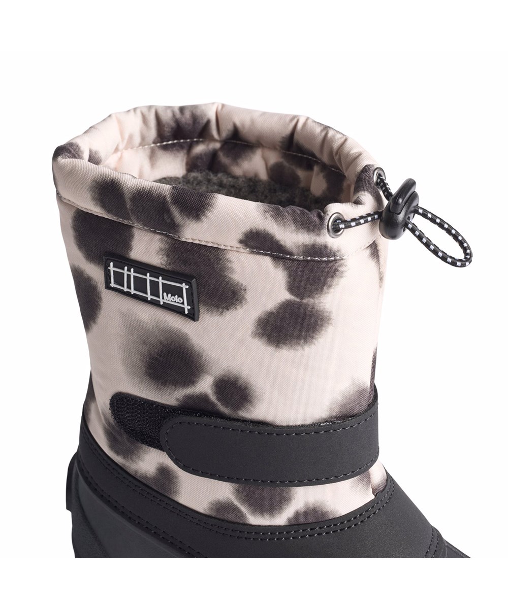 Driven - Snow Leo - Praktiske vinterstøvler til børn i unikt leopardprint og en kraftig og skridsikker sort sål.