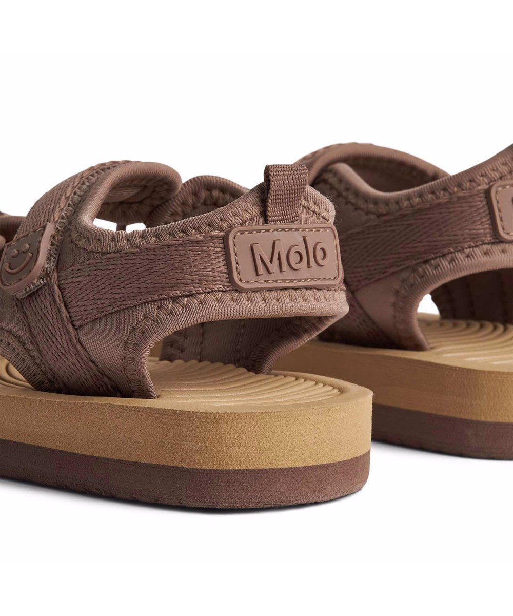 Zola - Sandalwood - Lette brune og sporty sandaler til børn med blød skumsål.