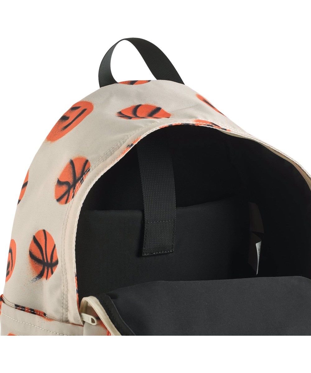 Backpack Mio - Basketballs - Beiger Rucksack für Kinder mit einem Basketball-Print