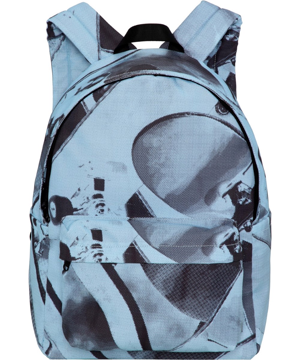 Backpack Mio - Blue Boards - Rucksack mit schwarz/blauem Aufdruck von Skateboards, hergestellt aus 100 % recyceltem Polyester.