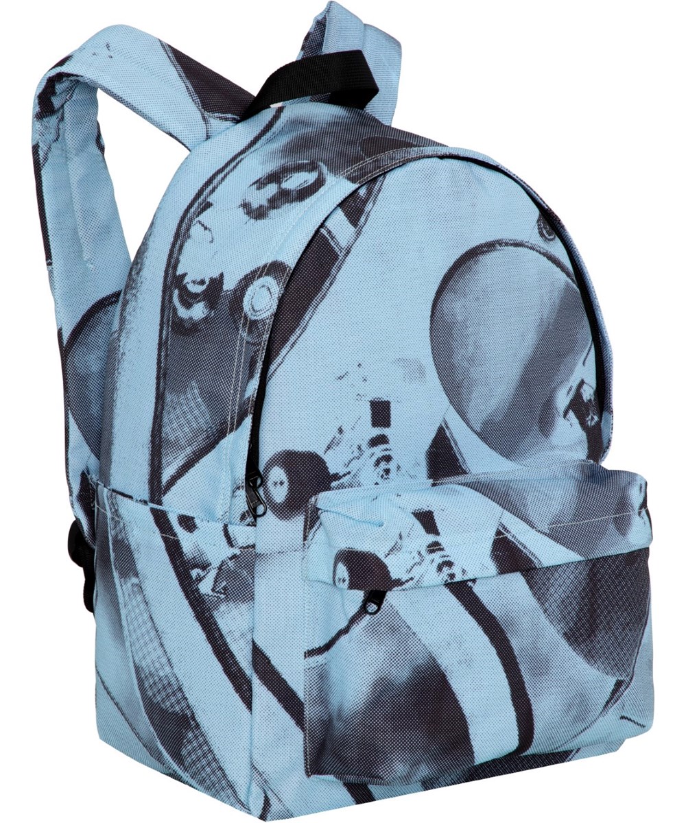 Backpack Mio - Blue Boards - Rucksack mit schwarz/blauem Aufdruck von Skateboards, hergestellt aus 100 % recyceltem Polyester.