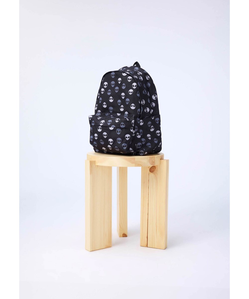 Backpack Mio - Friendly Being - Schwarzer Rucksack für Kinder mit einem Aufdruck von grauen Außerirdischen.