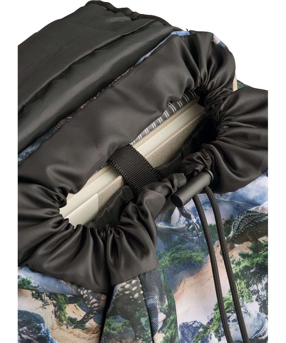 Backpack School - Mountain Dino - Grün/graue Schultasche mit einem Druck einer Dinosaurierlandschaft aus strapazierfähigem Polyester mit wasserabweisender Oberfläche