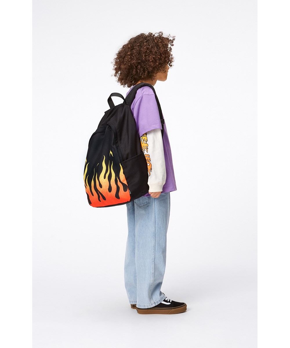 Backpack Solo - On Fire - Schwarzer Rucksack mit Flammenmotiv auf der Vorderseite aus 100 % recyceltem Polyester.