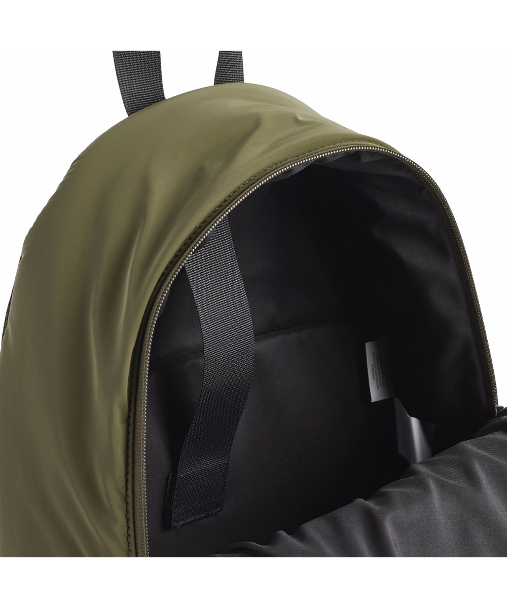 Backpack Stone - Vegetation - Rosa sportlicher Rucksack mit einem geräumigen Hauptfach, einer Reißverschlusstasche und schwarzen elastischen Schnüren, die zusätzliche Staumöglichkeiten an der Vorderseite bieten.