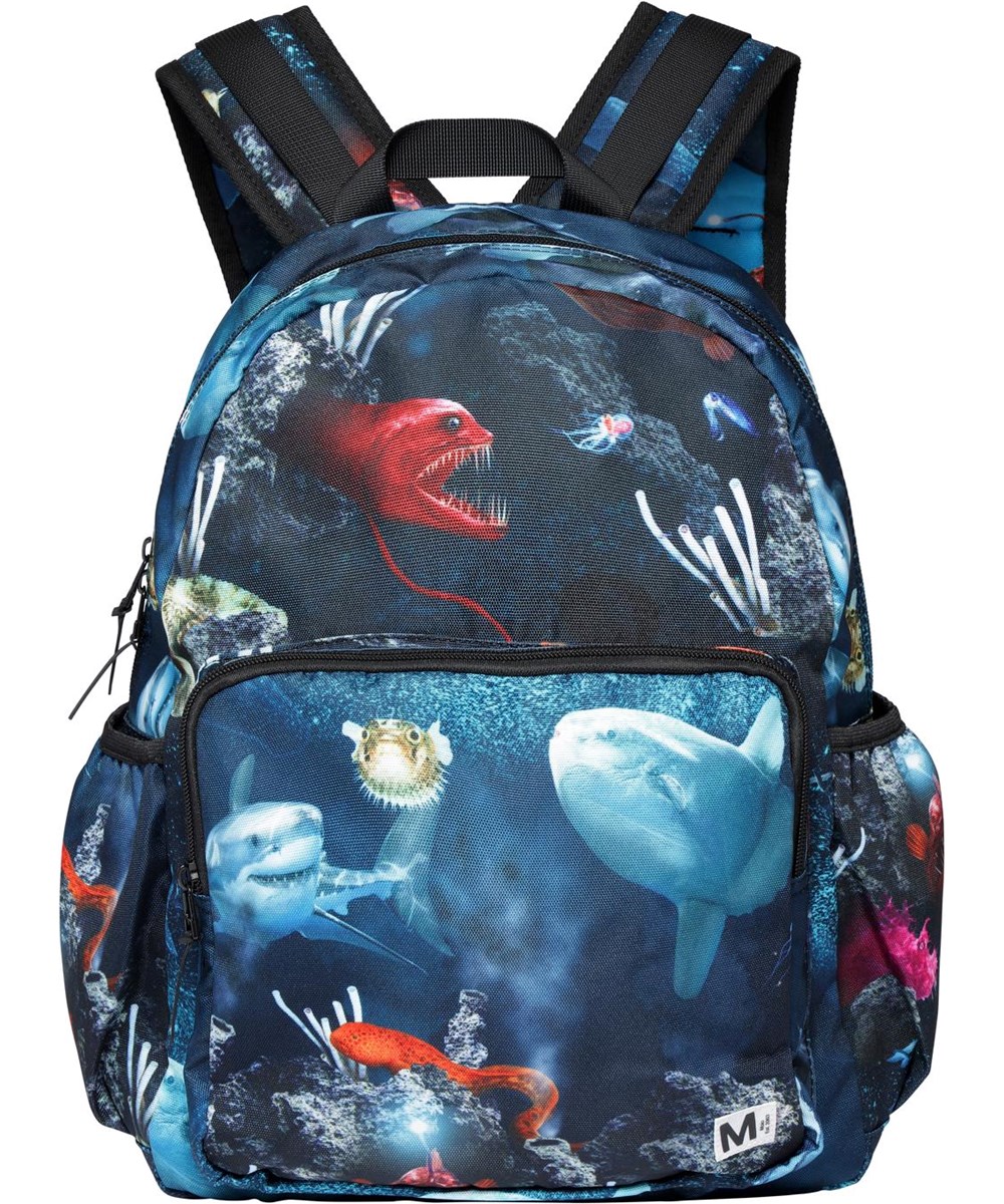 Big Backpack - Deep Sea - Blauer recycelter Rucksack mit Fisch-Druck