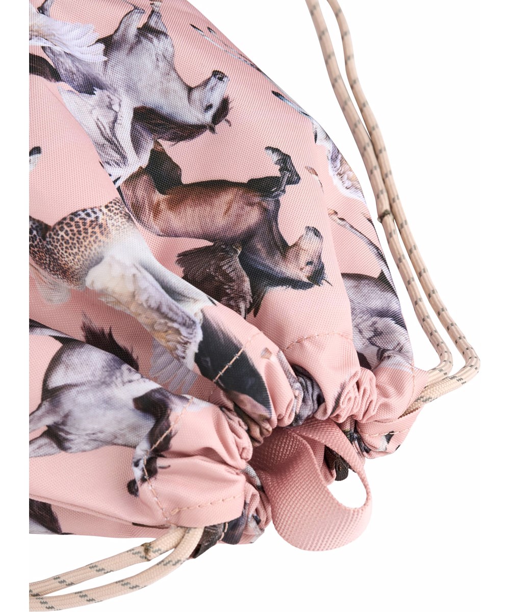 Gym Bag - Pegasus - Rosa Sporttasche mit Druck von fliegenden Pegasi, aus strapazierfähigem Polyester mit wasserabweisenden Eigenschaften.