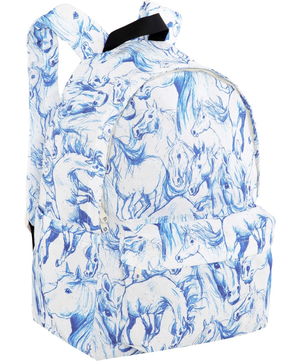 Backpack Mio - Blue Horses - Hvid rygsæk med print af blå håndtegnede heste fremstillet i 100% genanvendt polyester.