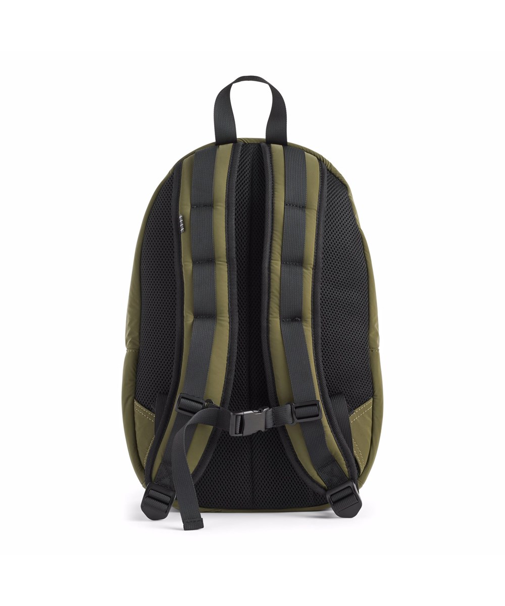 Backpack Stone - Vegetation - Grøn sporty rygsæk med rummeligt hovedrum, lynlåslomme samt sorte elastiske snore, der giver ekstra opbevaringsmuligheder på fronten.