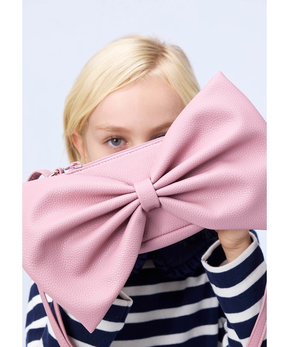 Big Bow Bag - Fox Glove - Rosa taske med stor påsyet sløjfe.