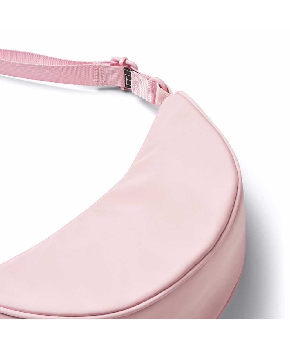 Crescent Bag - Alpine Glow - Lyserød taske med halvmåneform til børn.