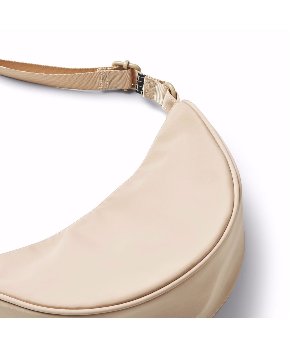 Crescent Bag - Sandy - Sandfarvet taske med halvmåneform til børn.