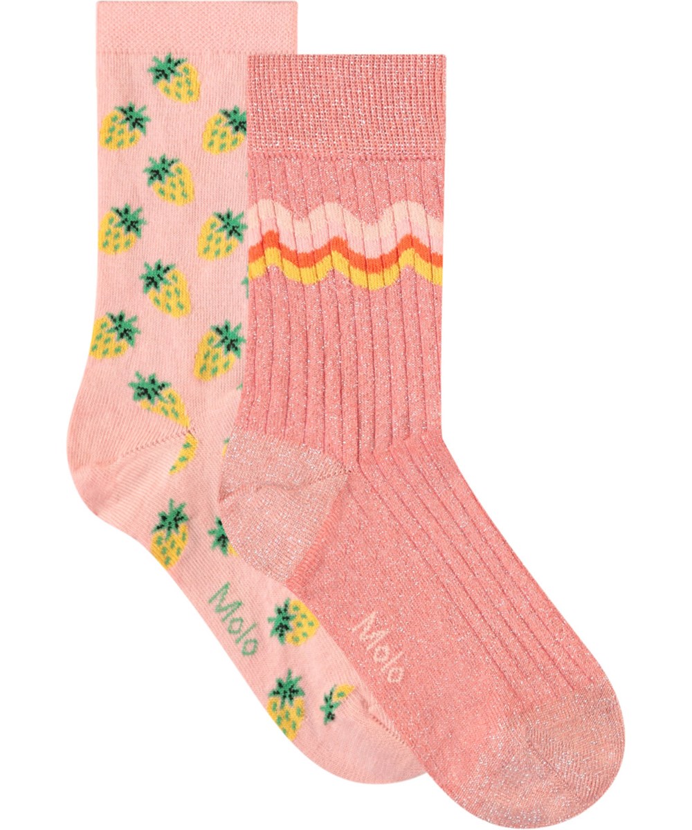 Nomi - Warm Coral - 2-pack socks in pink with yellow strawberries and pink with glitter and ribbon for children.